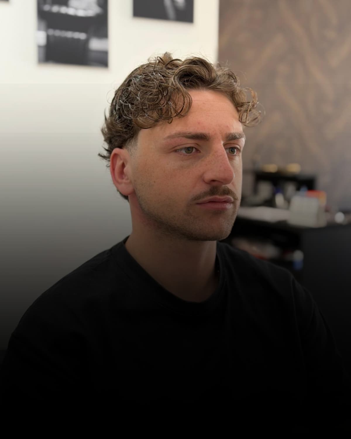 Uomo capelli mossi con baffi