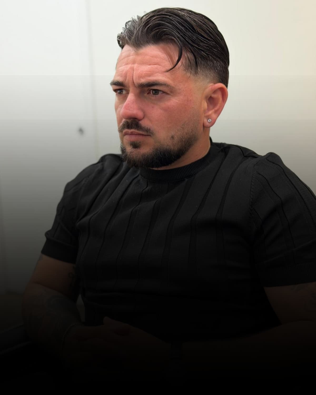Slick back con barba corta
