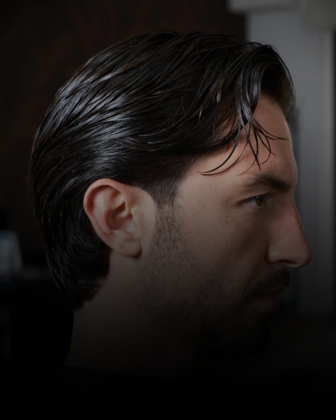 Uomo capelli lunghi laterale