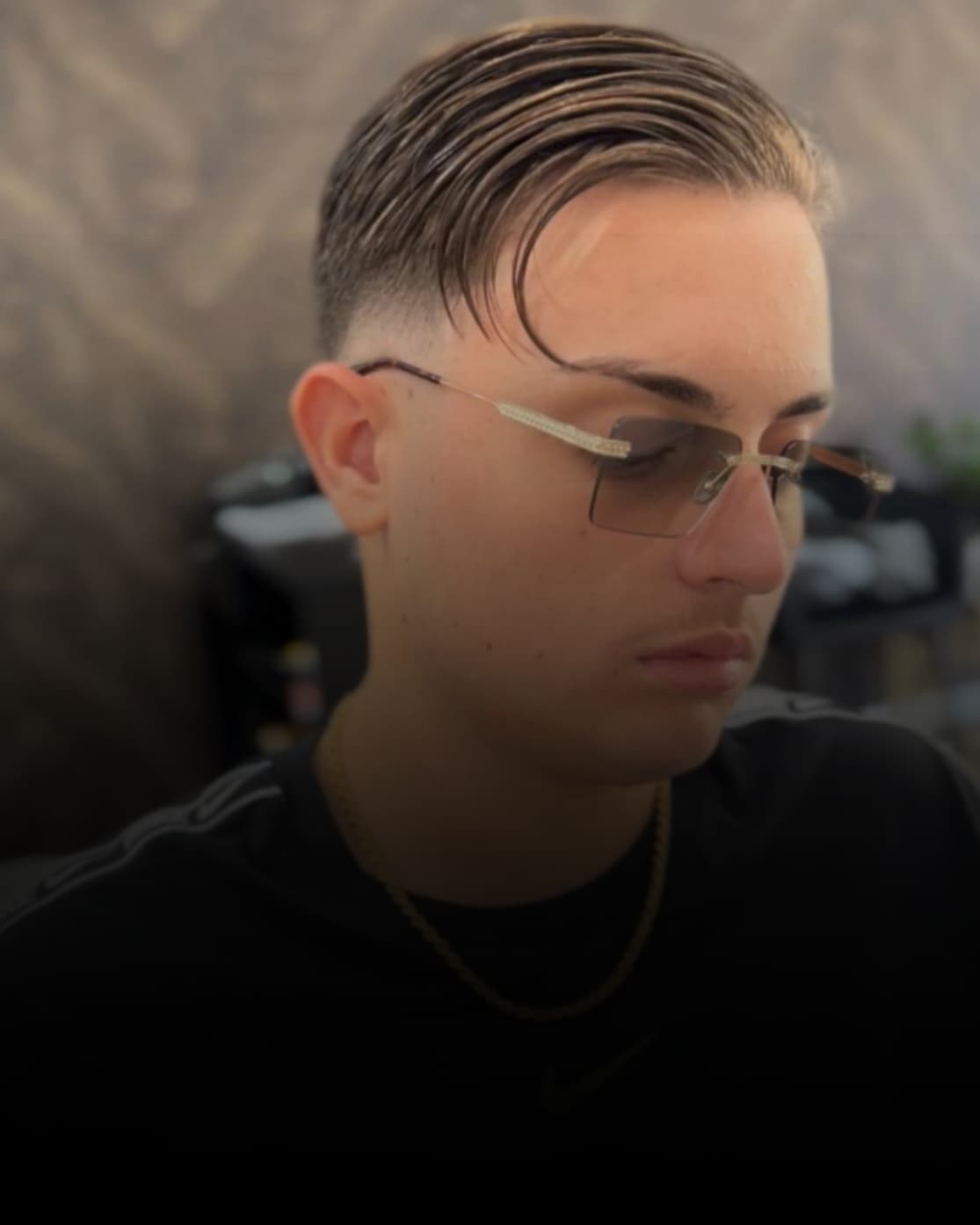 Slick back ragazzo con occhiali