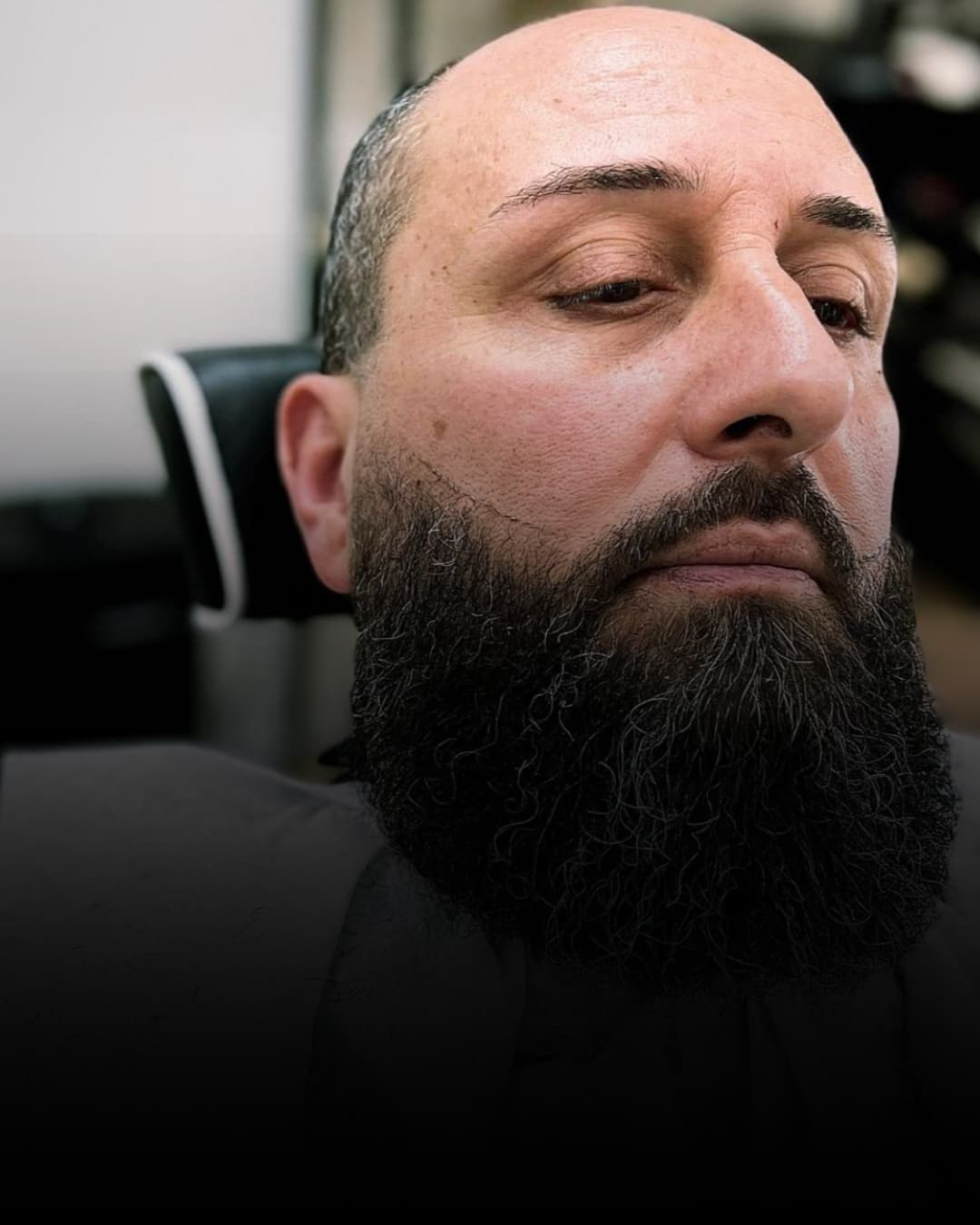 Uomo rasato con barba lunga
